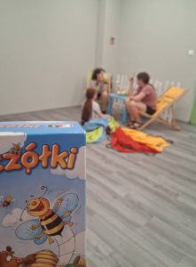 dziewczynki grają w karty