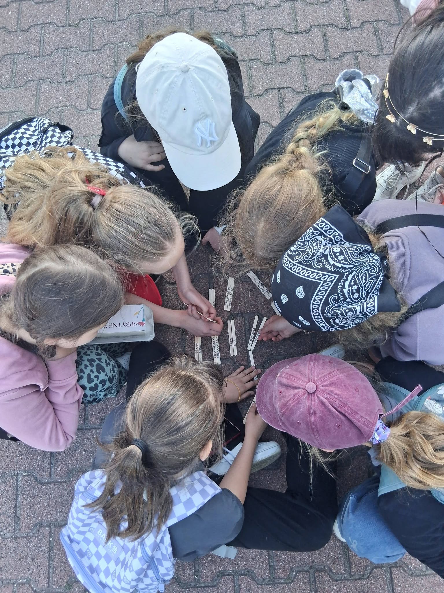 dzieci układają rymy zapisane na patyczkach