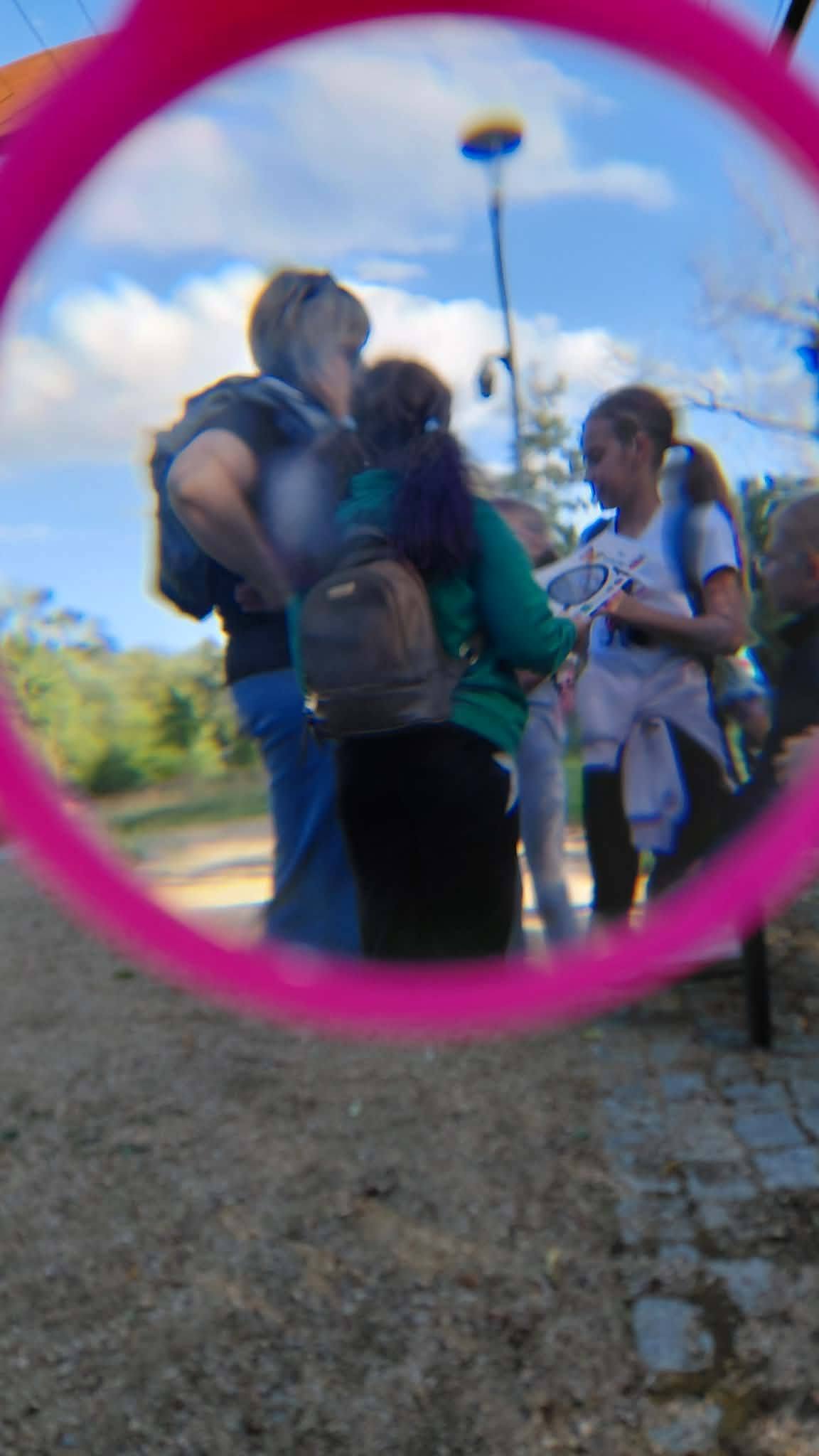 zdjęcie uczestników przez lupę