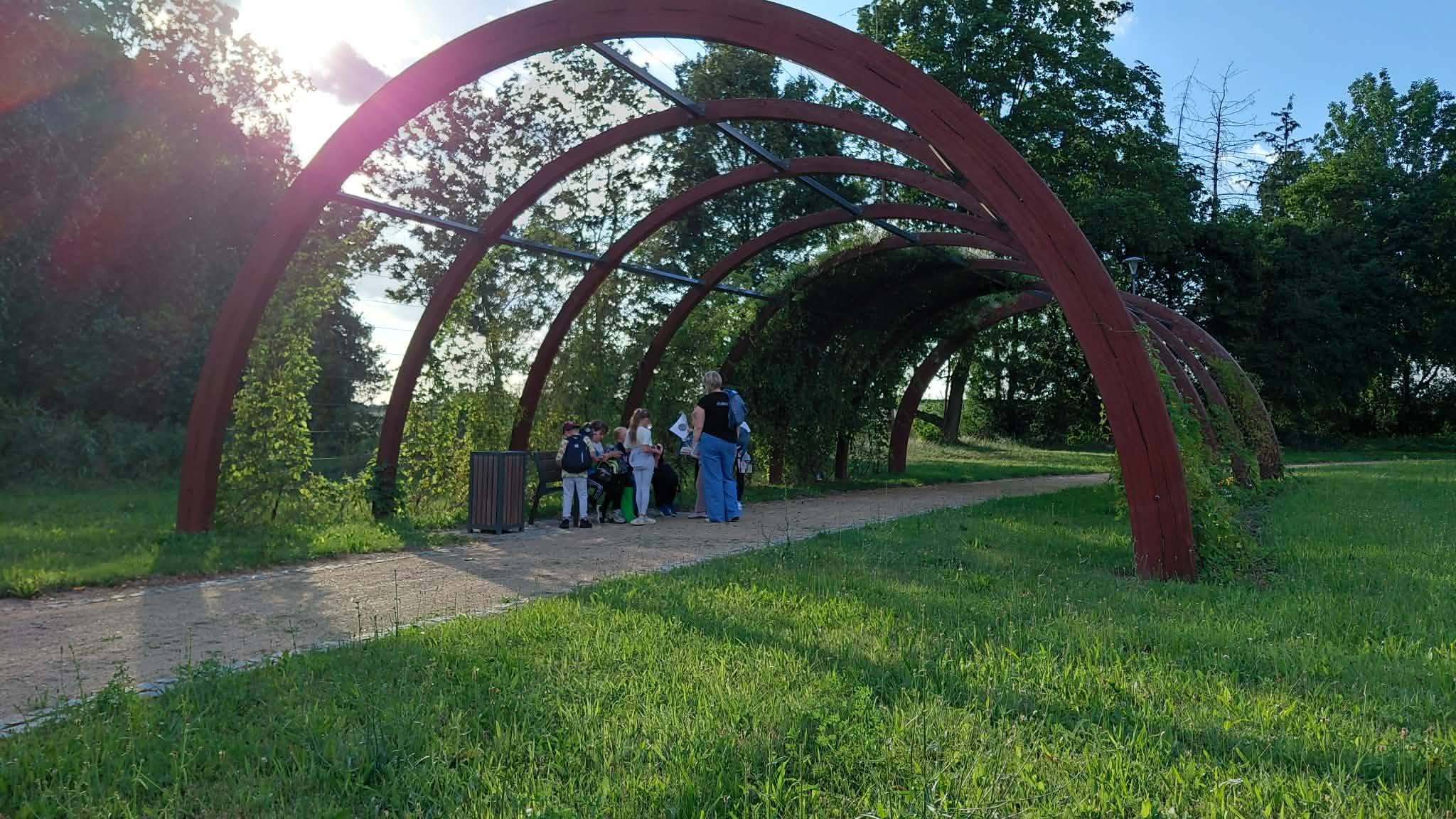 grupa w parku rozwiązuje kolejne zadanie