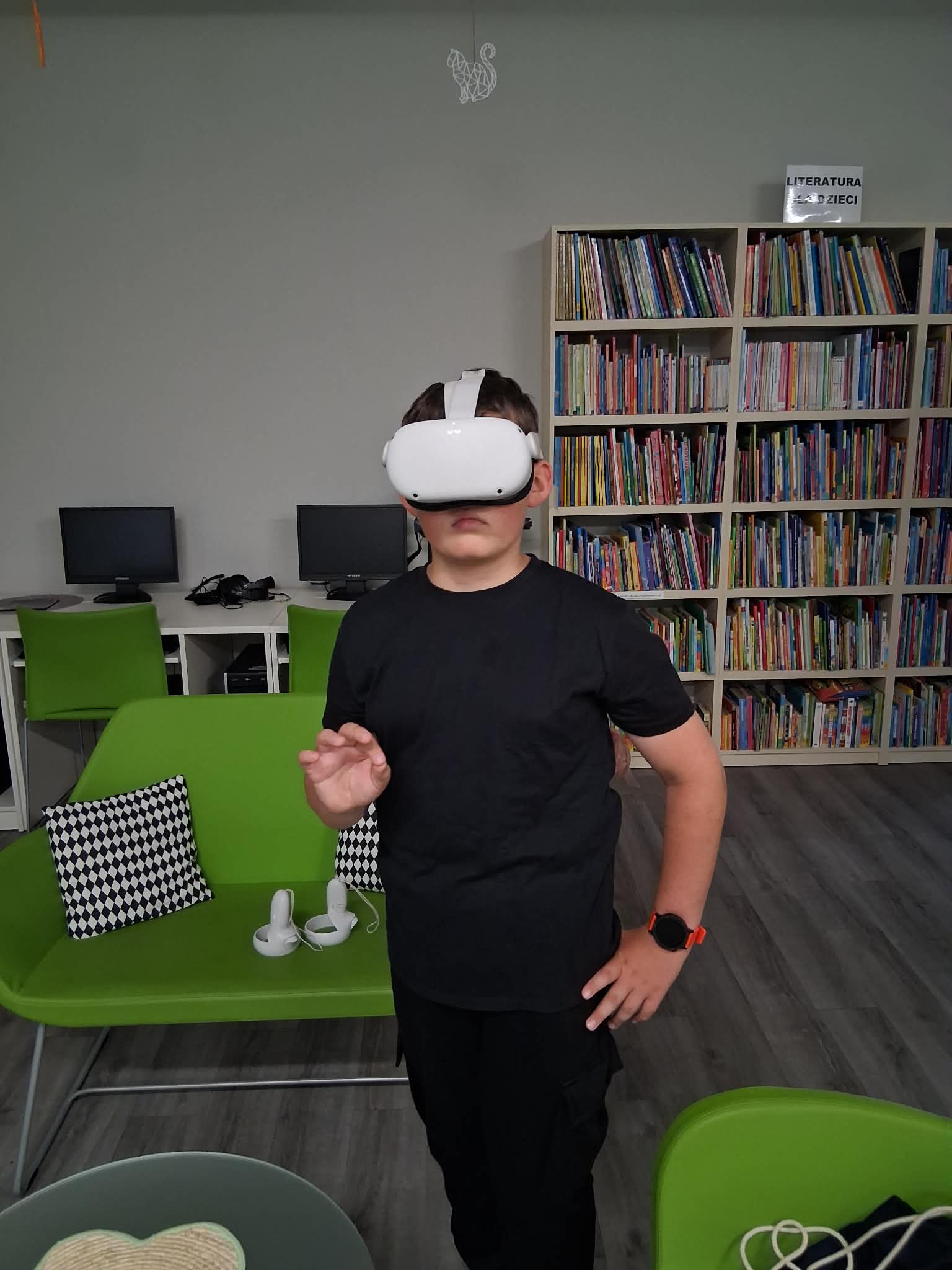 chłopiec gra na vr