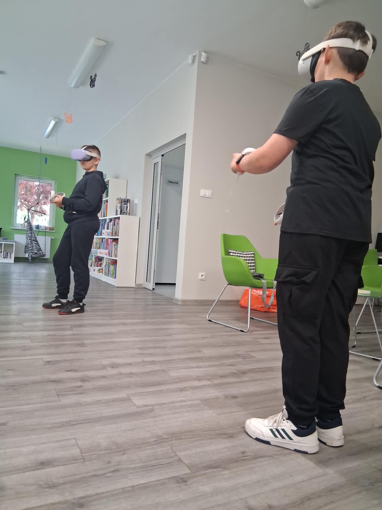 chłopcy grają na vr