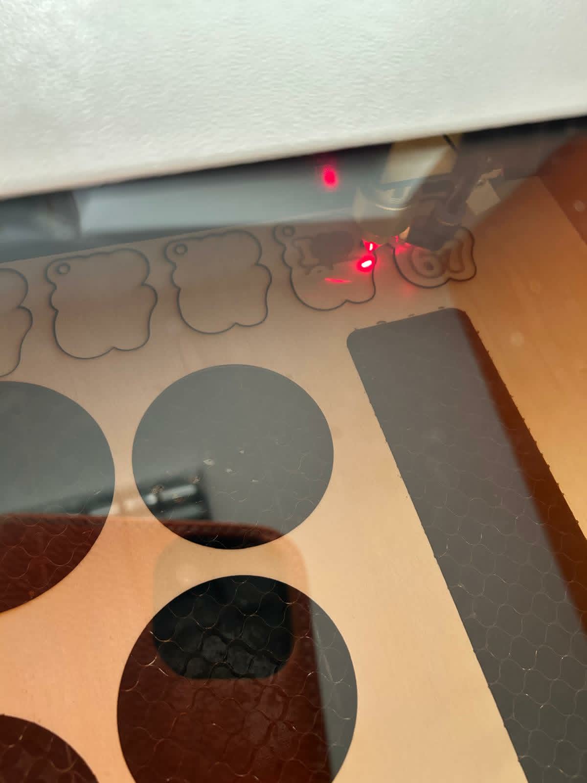wycinamy zakładki na ploterze laserowym
