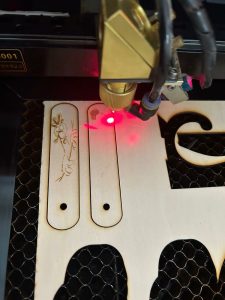 wycinamy zakładki na ploterze laserowym
