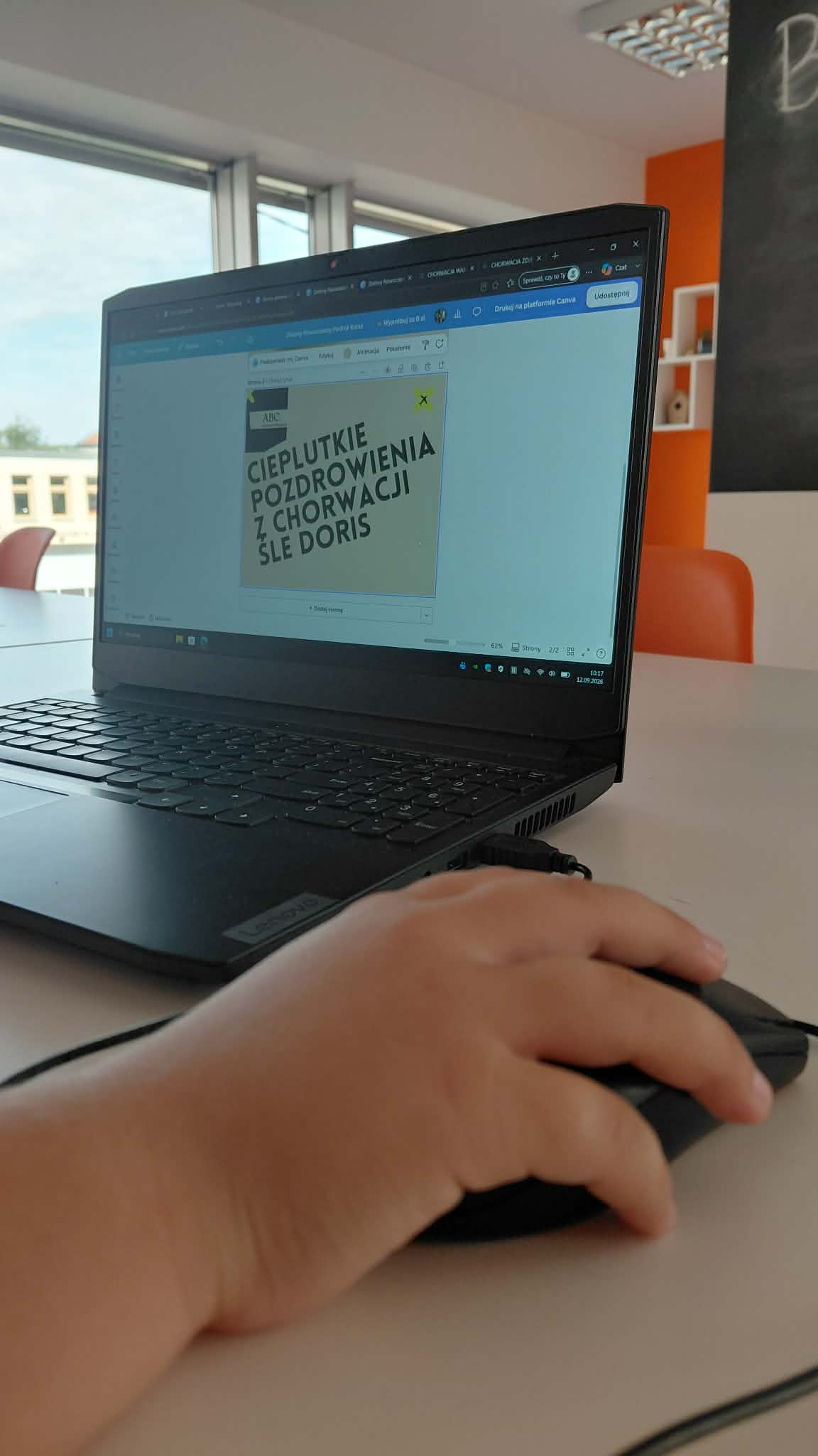 zdjęcie laptopa, na którym dzieci tworzą kartkę