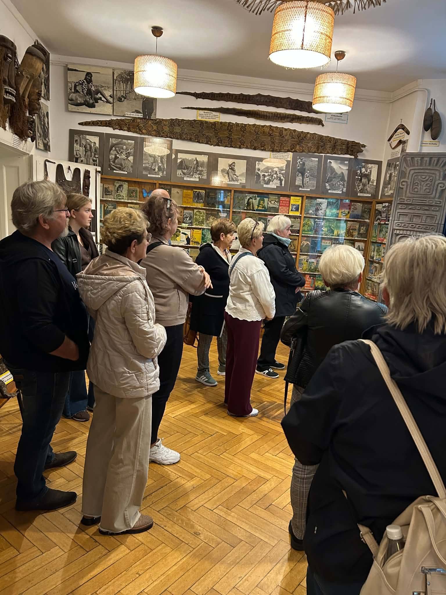 uczestnicy zwiedzają wystawę w muzeum