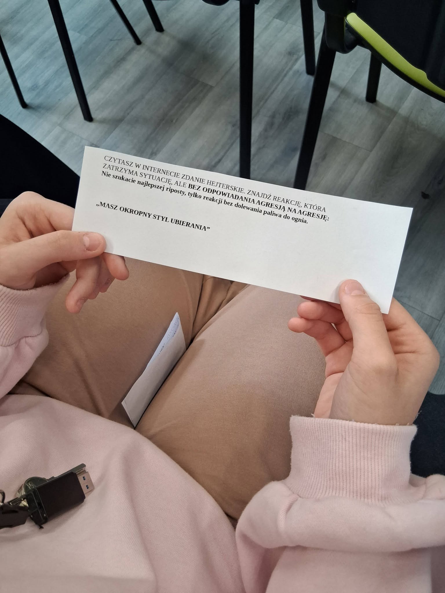 dziewczynka odczytuje zadanie do wykonania