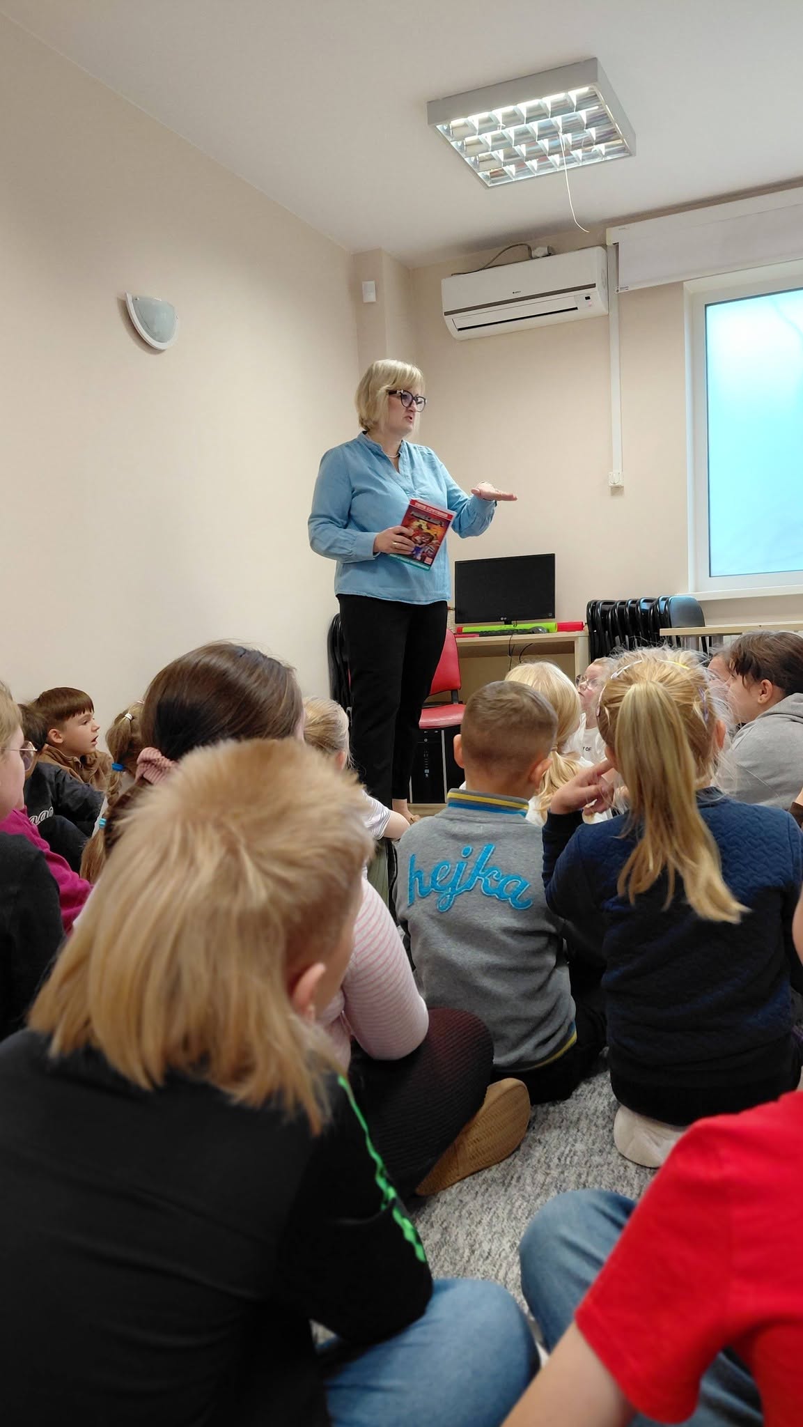bibliotekarz czyta dzieciom książkę