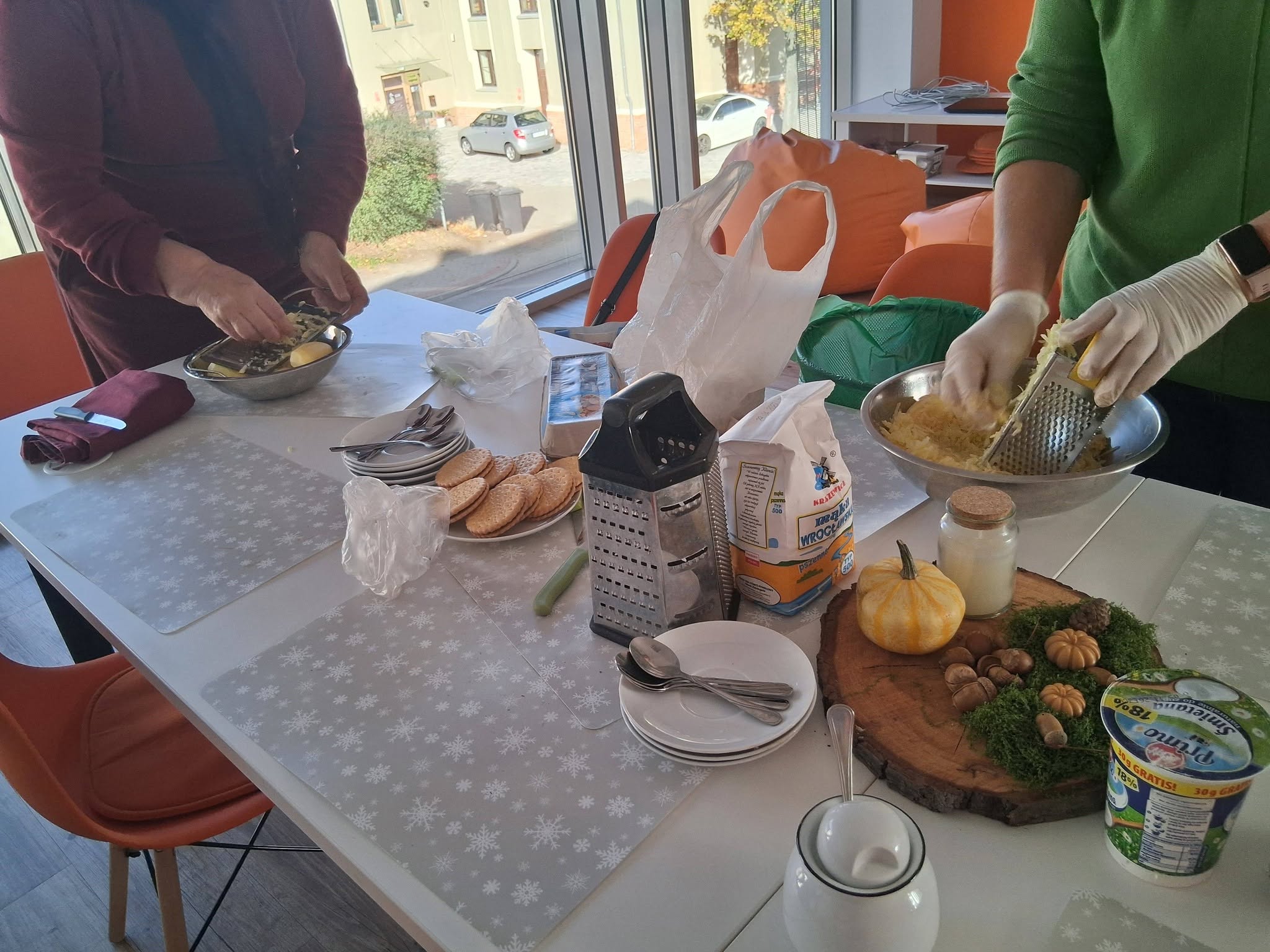 panie trą ziemniaki na tarce