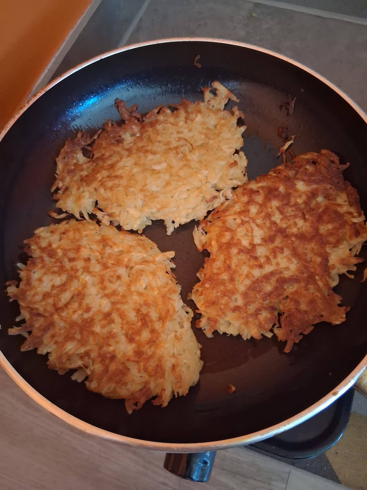 smażenie placków ziemniaczanych