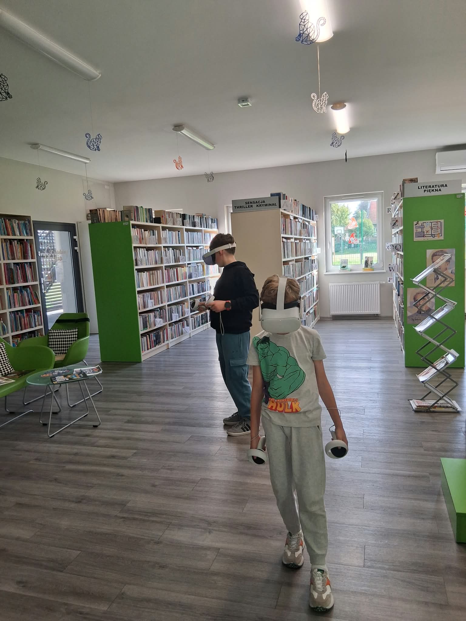 chłopcy grają na VR