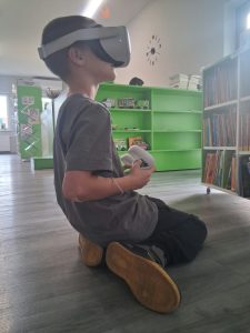 chłopiec gra na VR