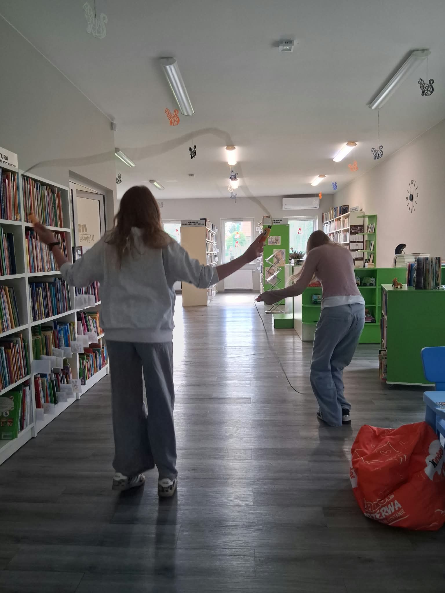 dziewczynki skaczą na skakance