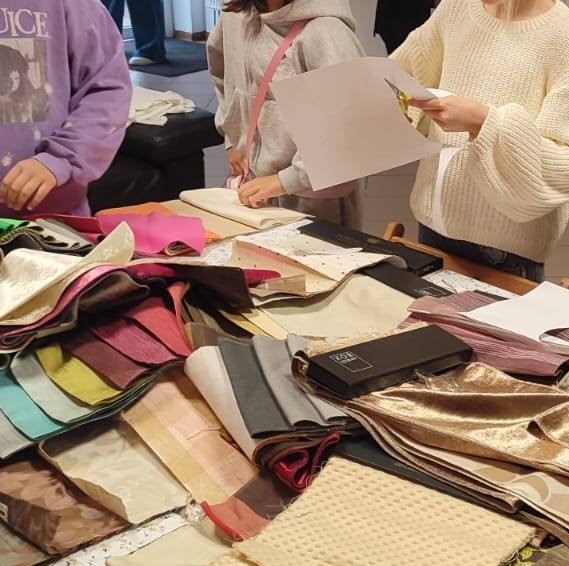 widok kolorowych kuponów materiałów, dziecięce ręce wycinają wykrój