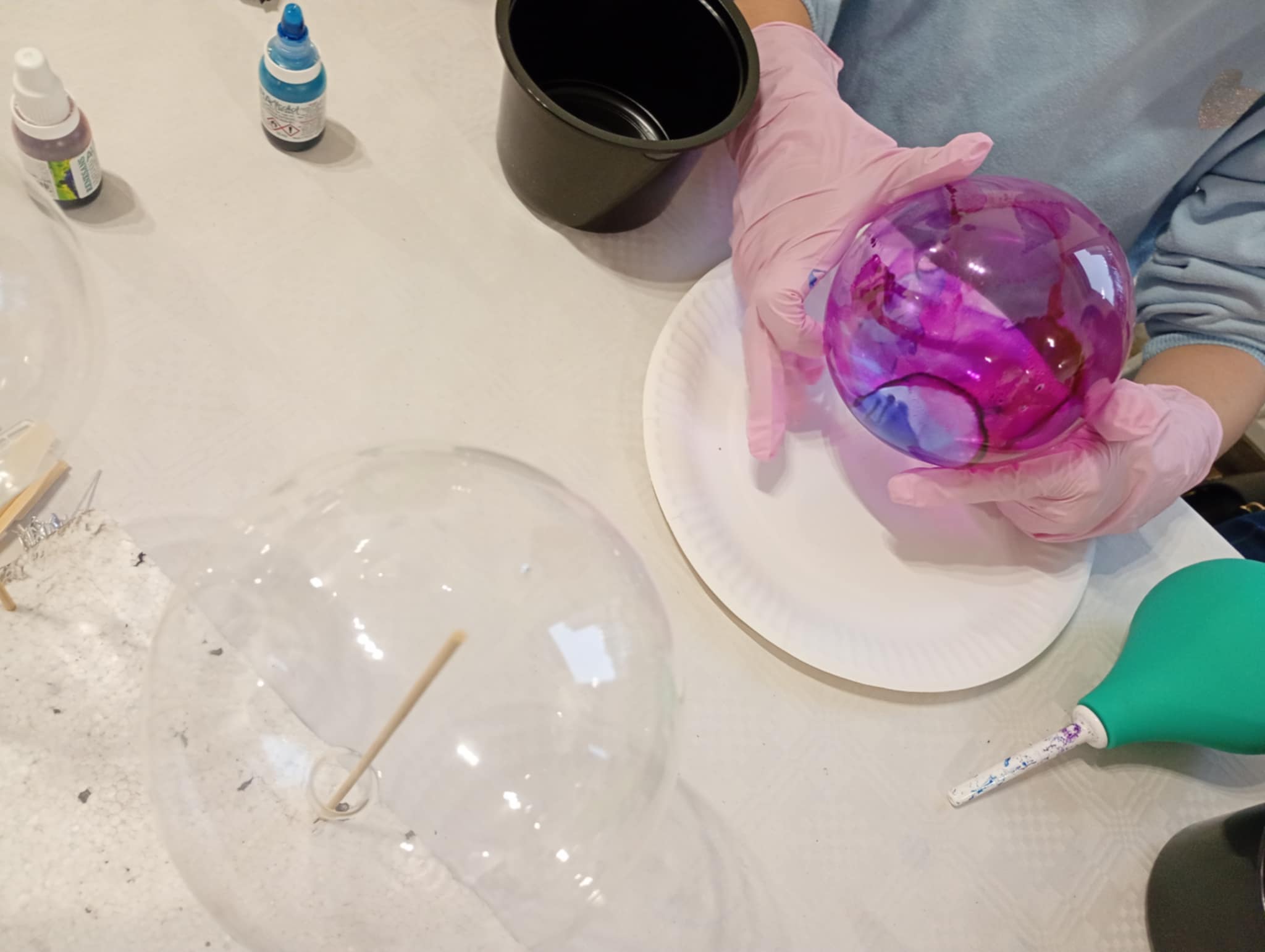 Malowanie plastikowej bombki