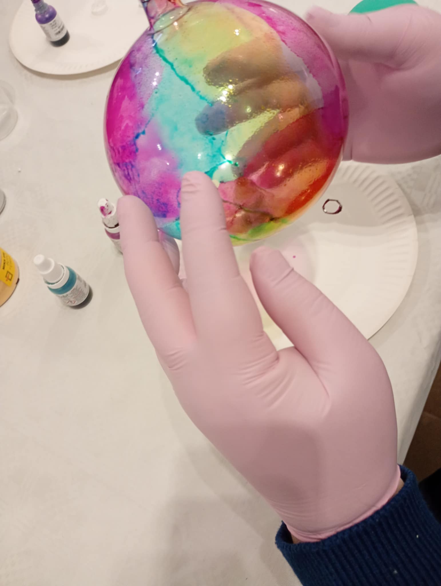 Malowanie plastikowej bombki