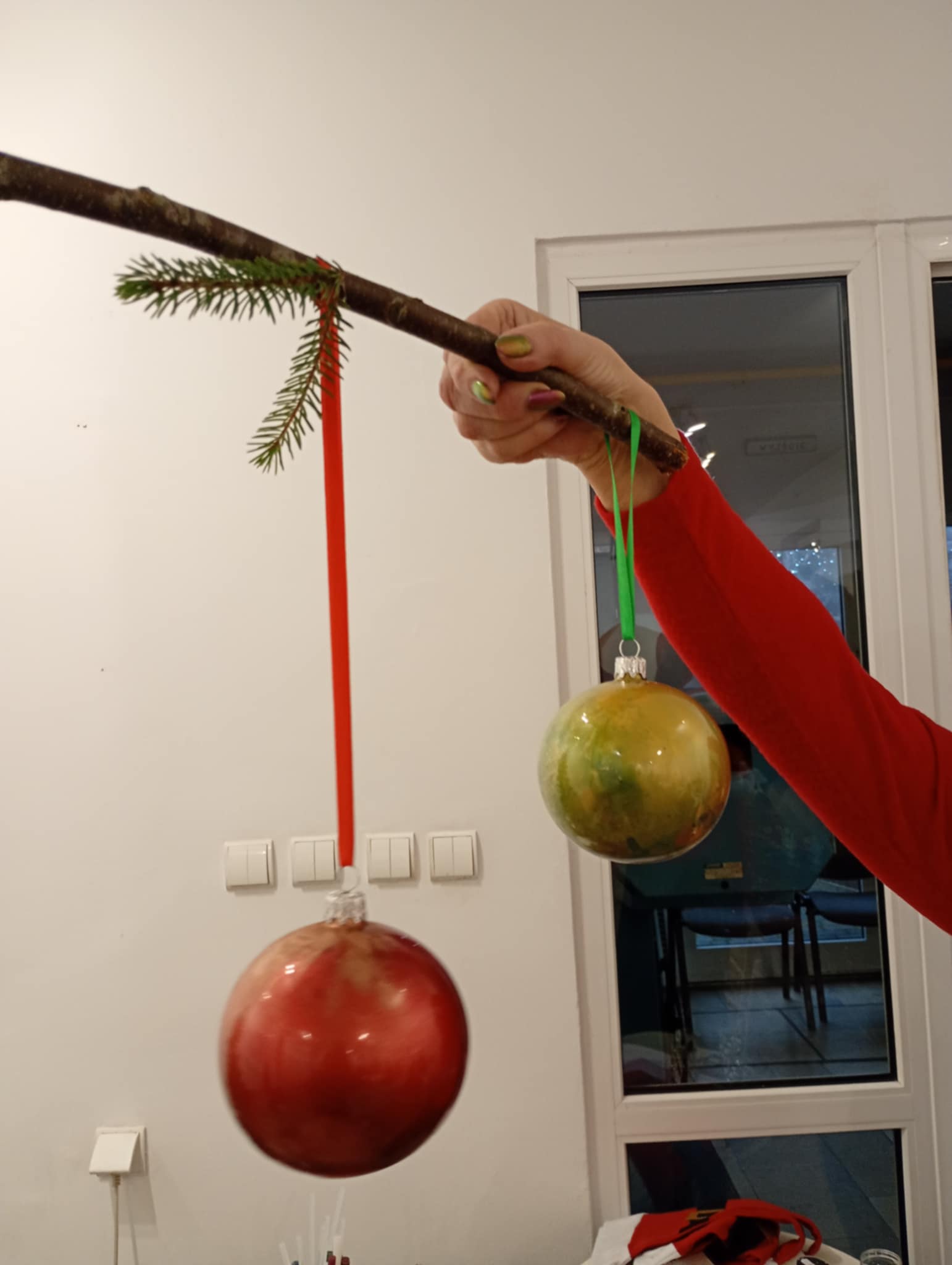 Dwie bombki zawieszone na gałązce