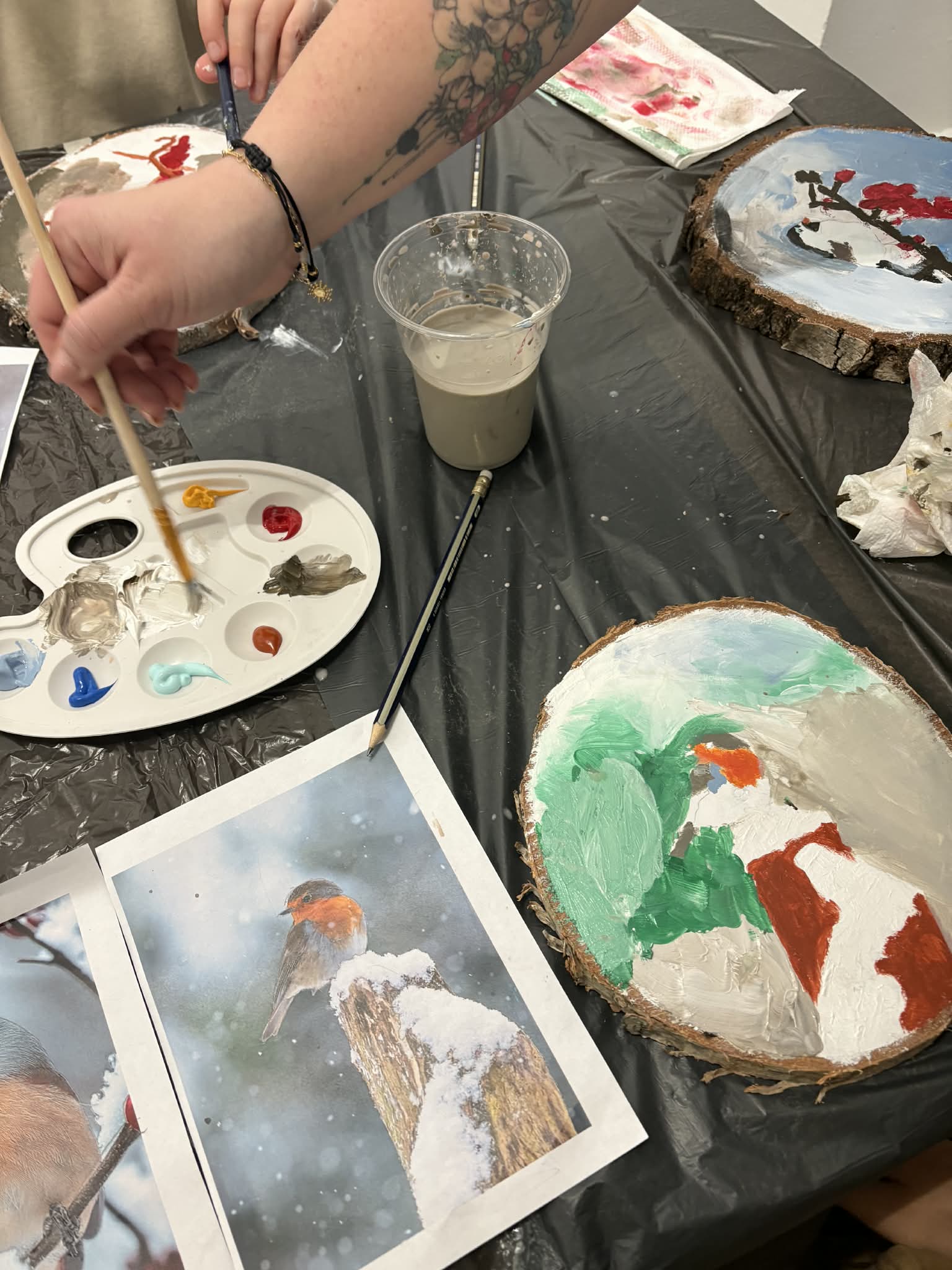 Porównujemy zdjęcie ptaka z pomalowanym ptakiem na plastrze