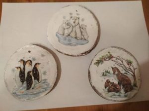 Po malowane plastry drewna przedstawiają zwierzątka