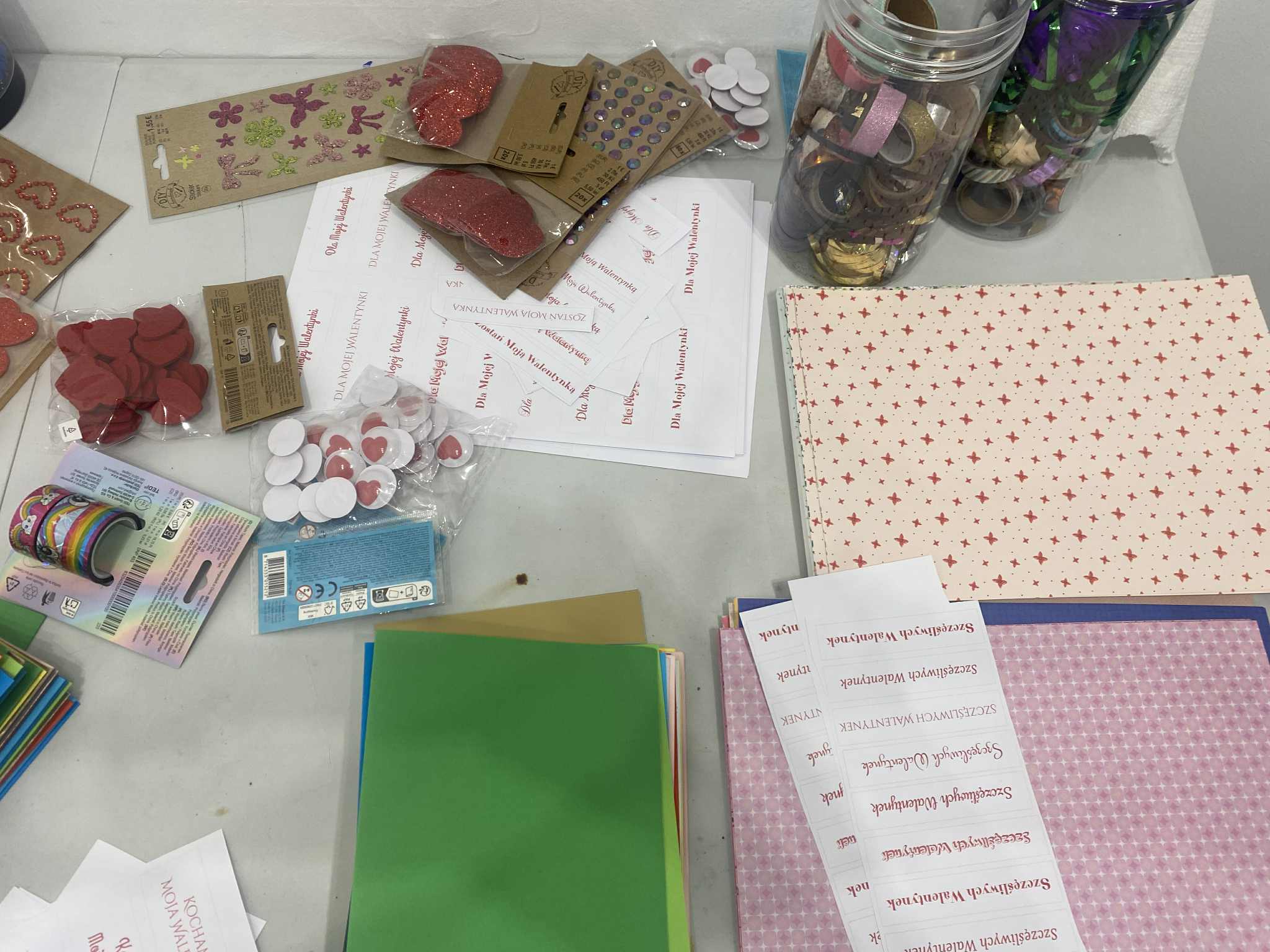 Materiały plastyczne do stworzenia kartek walentynkowych.