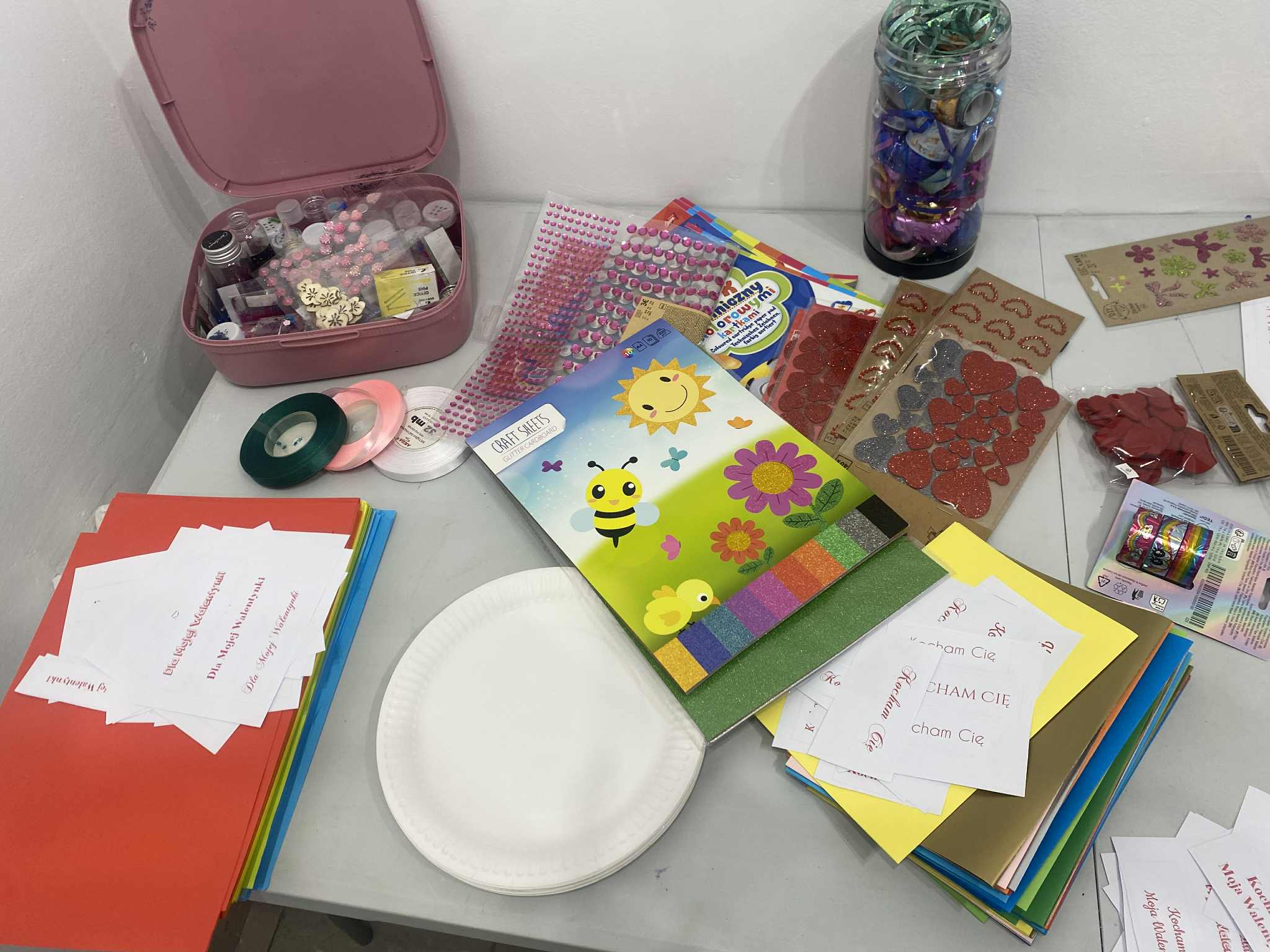 Materiały plastyczne do stworzenia kartek walentynkowych.