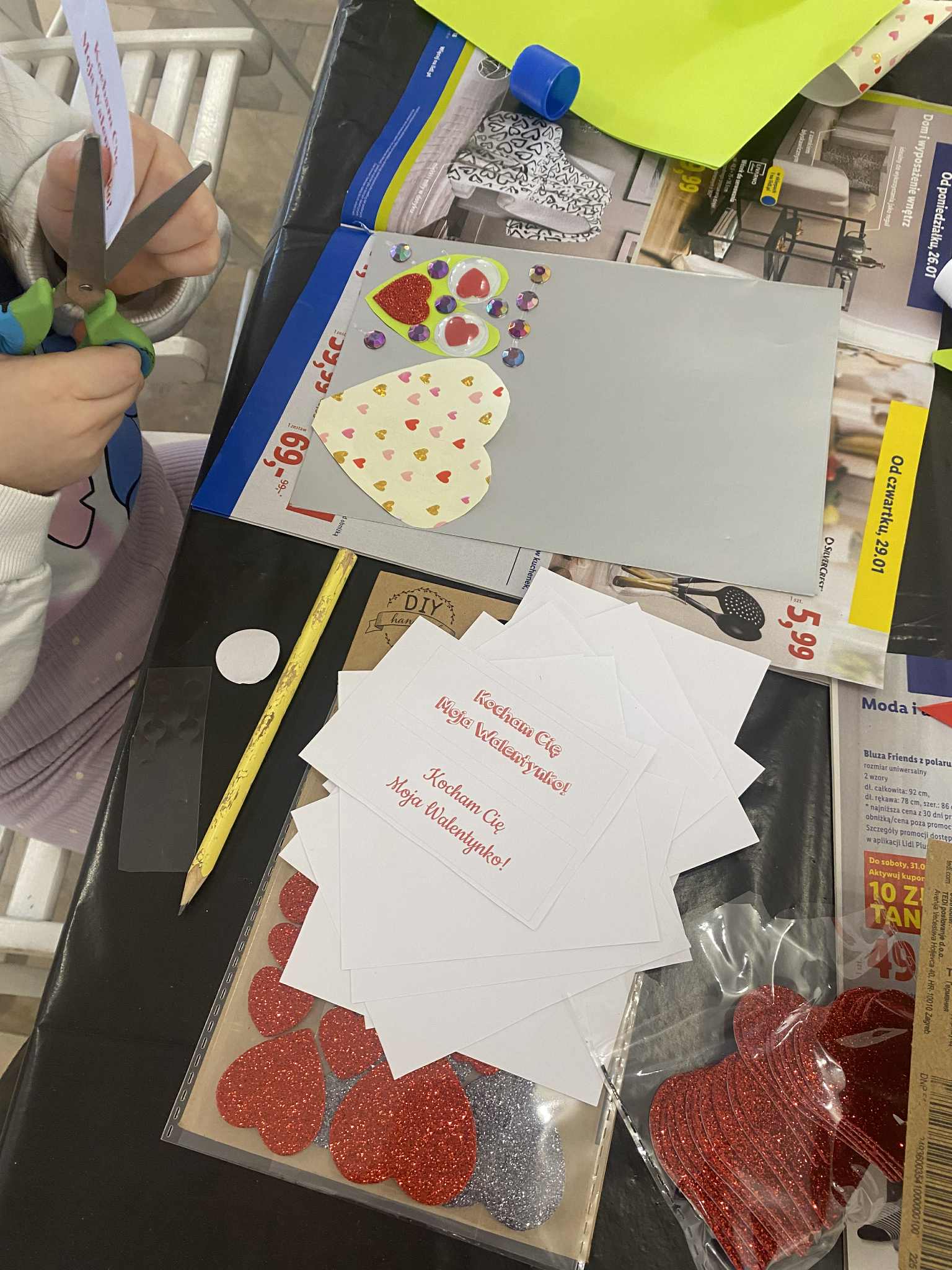 Materiały plastyczne do stworzenia kartek walentynkowych.