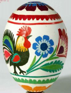pisanka z motywem kaszubskim kogut i kwiaty