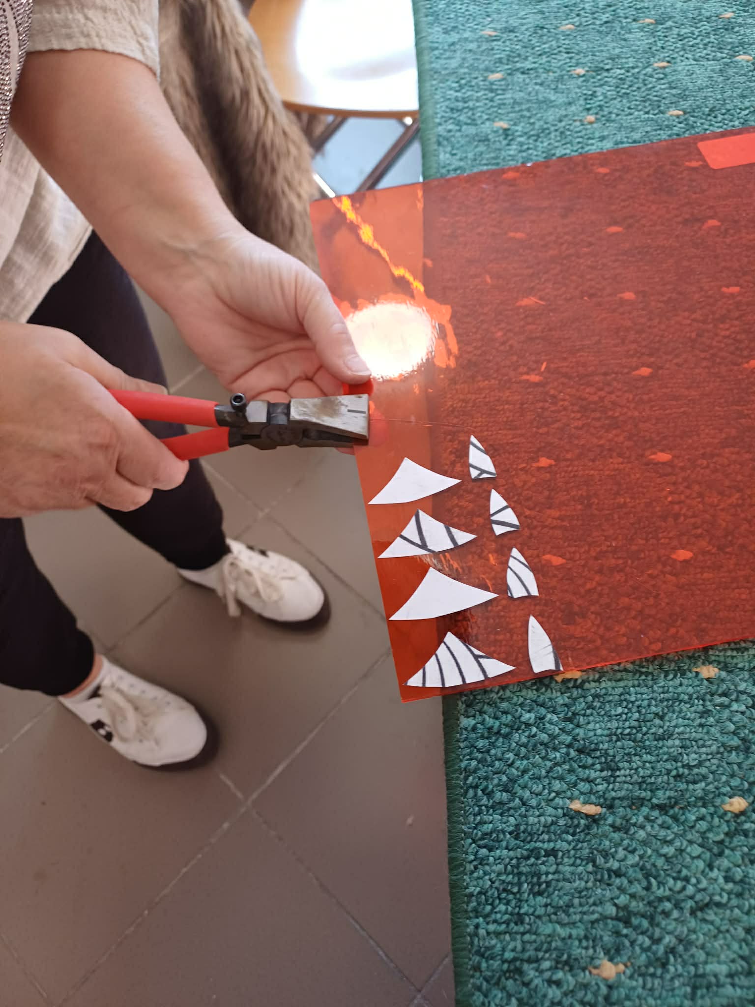 czerwone szkło wycinane trójkąty