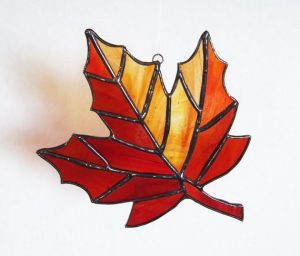 czerwono-żółty liść klonu