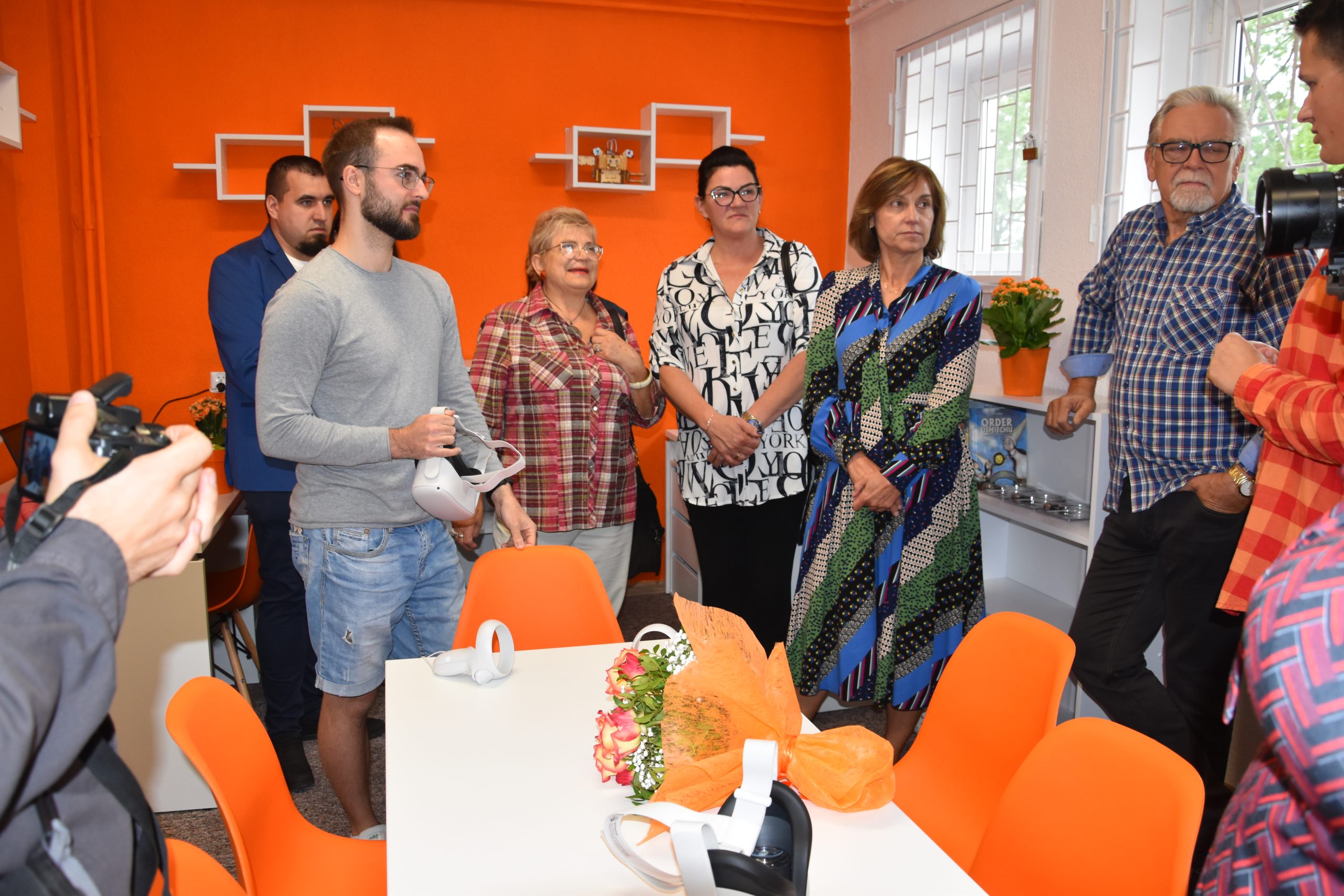 grupa ludzi w pracowni