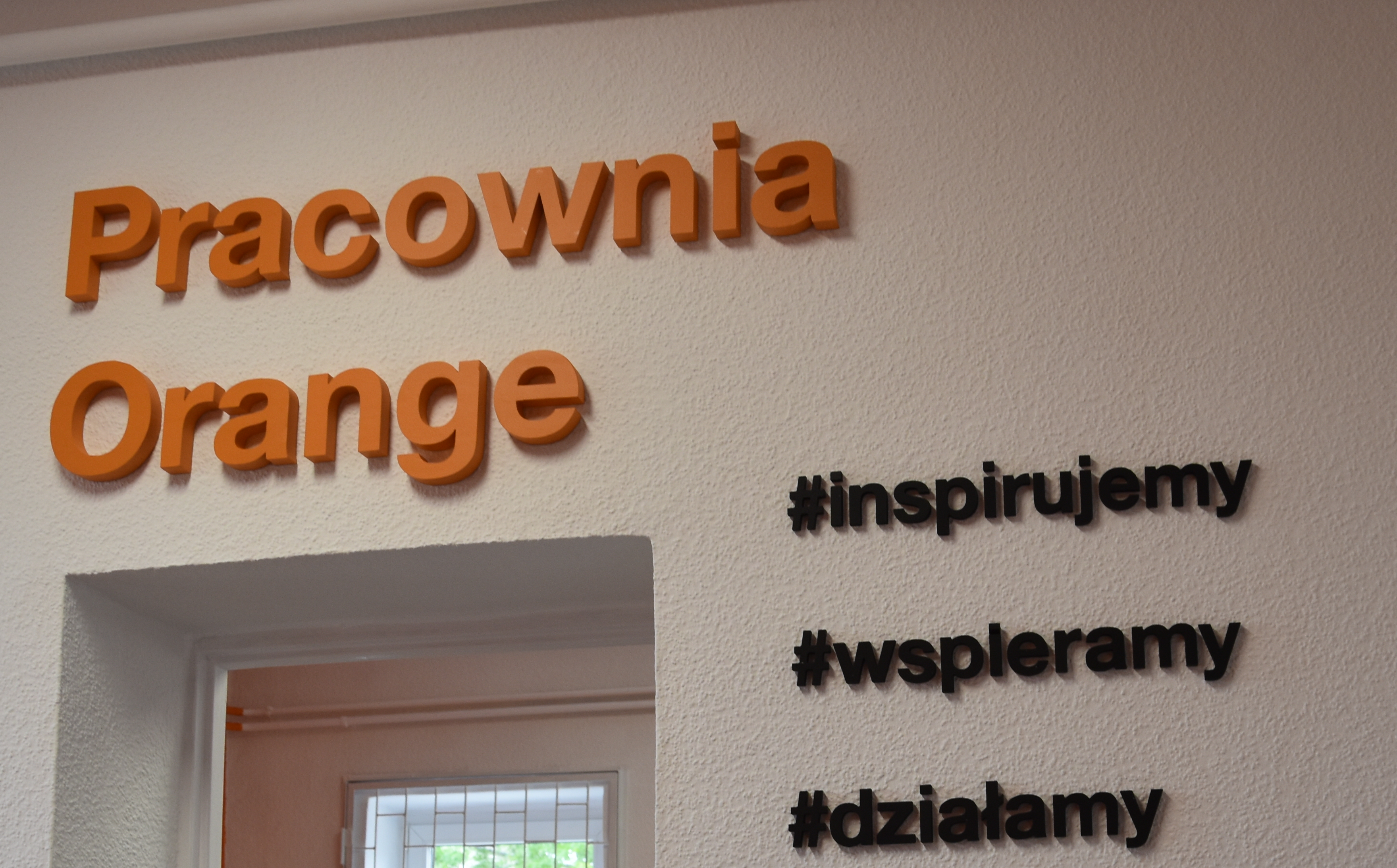 Zdjęcie przedstawiające napis: Pracownie Orange oraz hasła: inspirujemy, wspieramy, działamy.