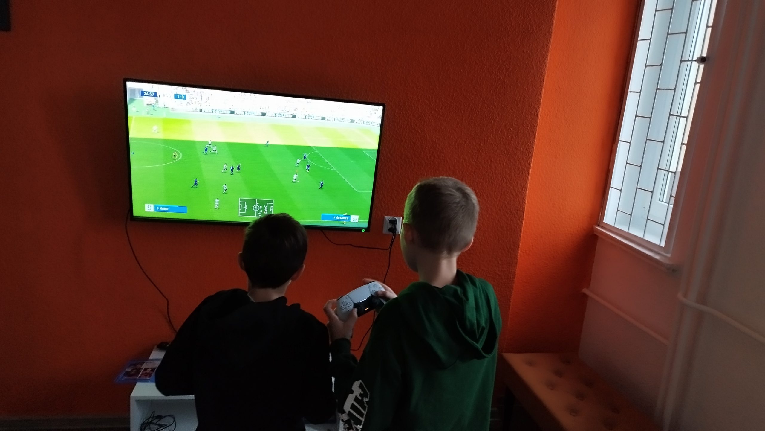 Dwóch chłopców grających na konsoli.