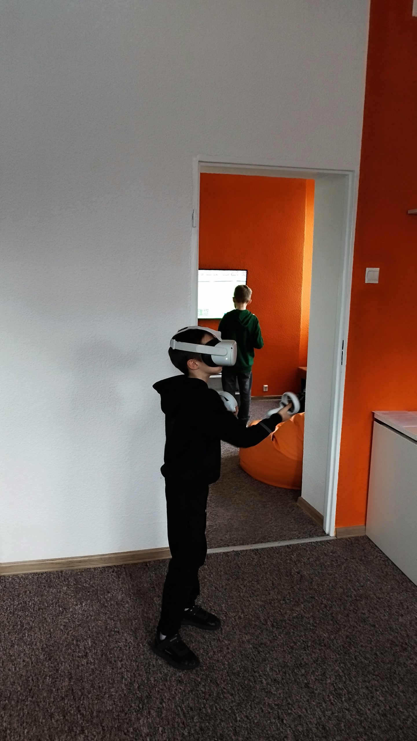 Chłopiec korzystający z gogli VR.