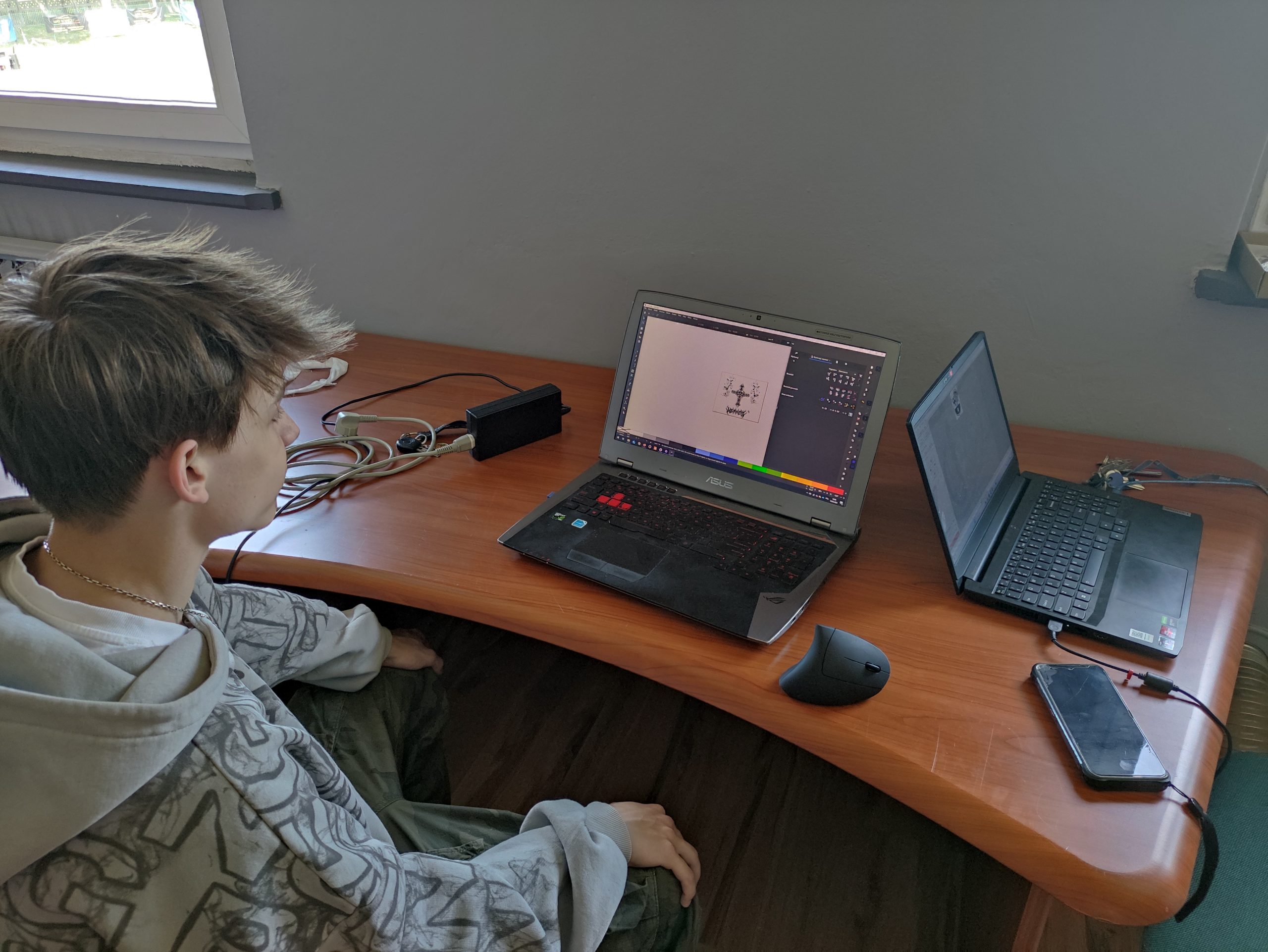 Na zdjęciach znajdują się uczniowie którzy projektują grafiki do cięcia laserowego.