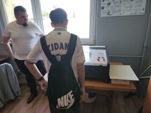 Na zdjęciach znajdują się uczniowie którzy projektują grafiki do cięcia laserowego.