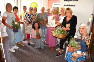 Grupa warszatowa pozująca do zdjęcia z gotowymi Pocket Gardenami