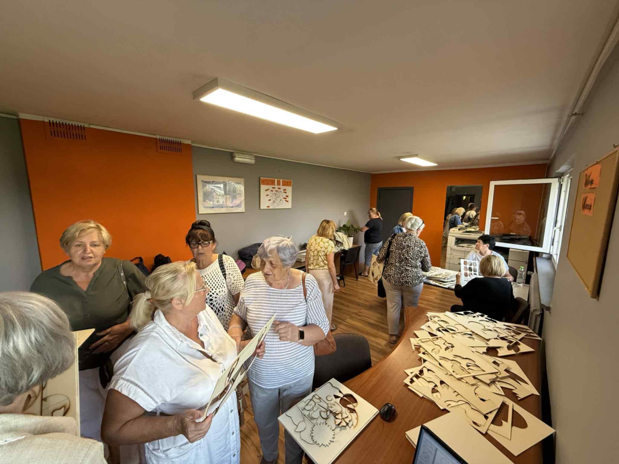 Grupa Pań w pomieszczeniu Orange, na stoliku dużo szablonów drewnianych