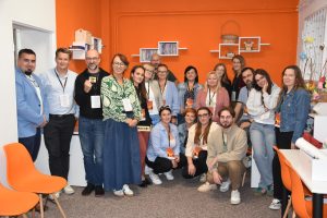 Grupa pozująca do zdjęcia w Pracowni Orange