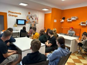 Uczniowie Szkoły Rolniczej zapoznają się z zaszyfrowanym tekstem
