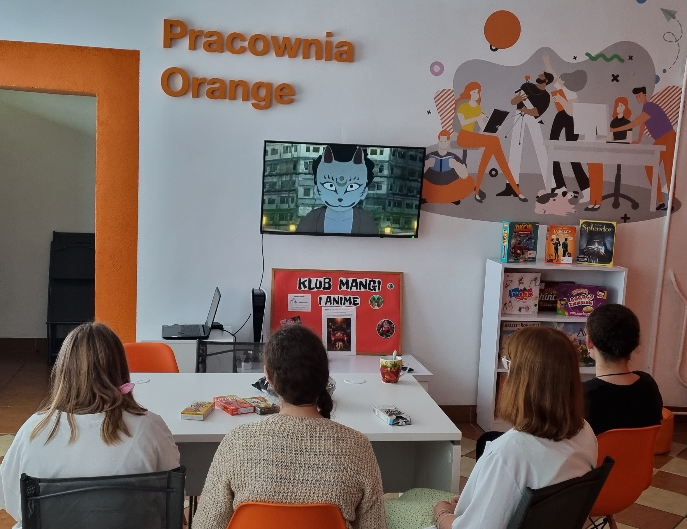 zdjęcie czwórki klubowiczek oglądających film Kakurenbo na ekranie telewizora