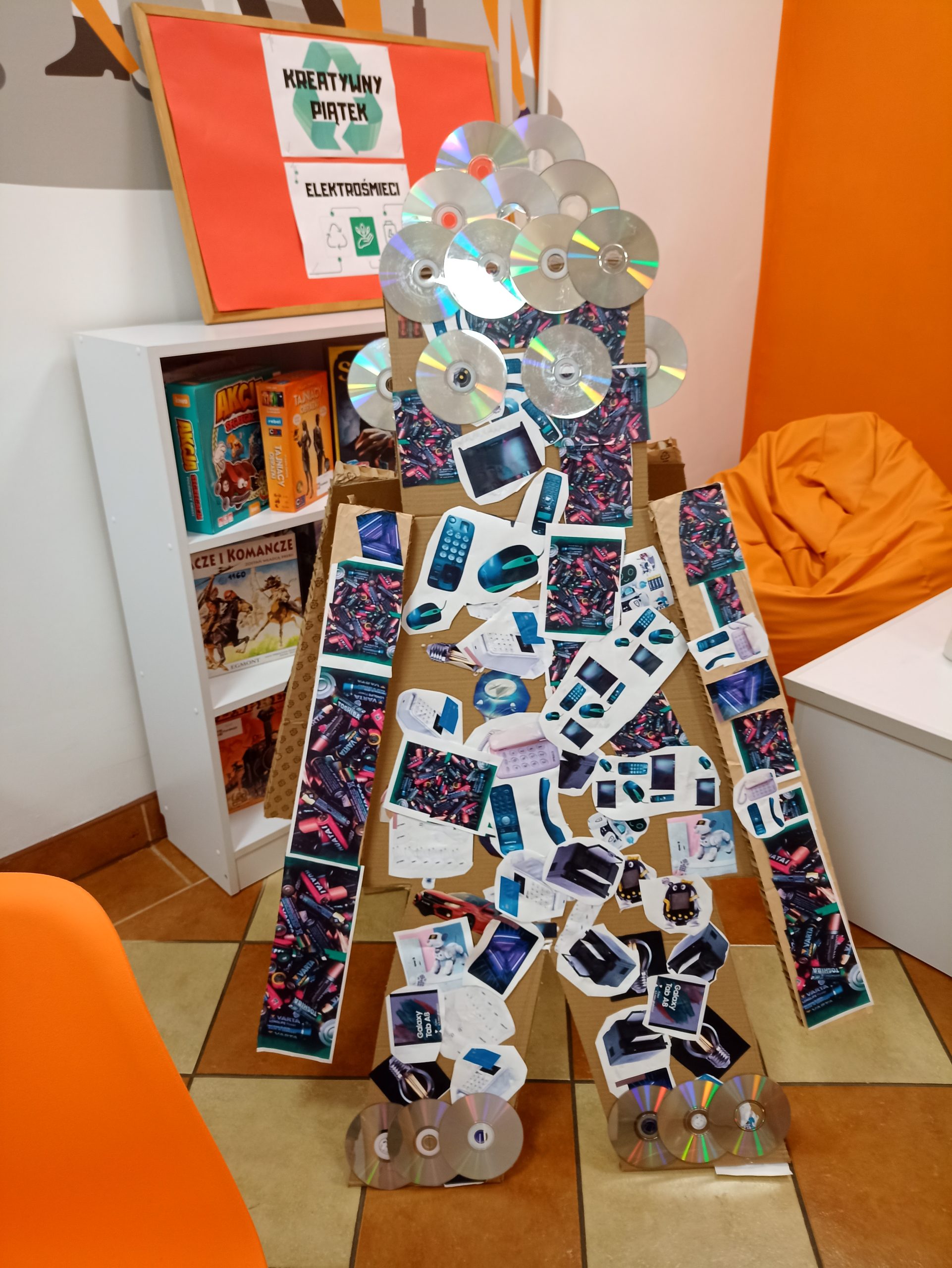 Figura Goluma Cyfrożercy stworzona z kartonu, płyt CD i wycinków gazet