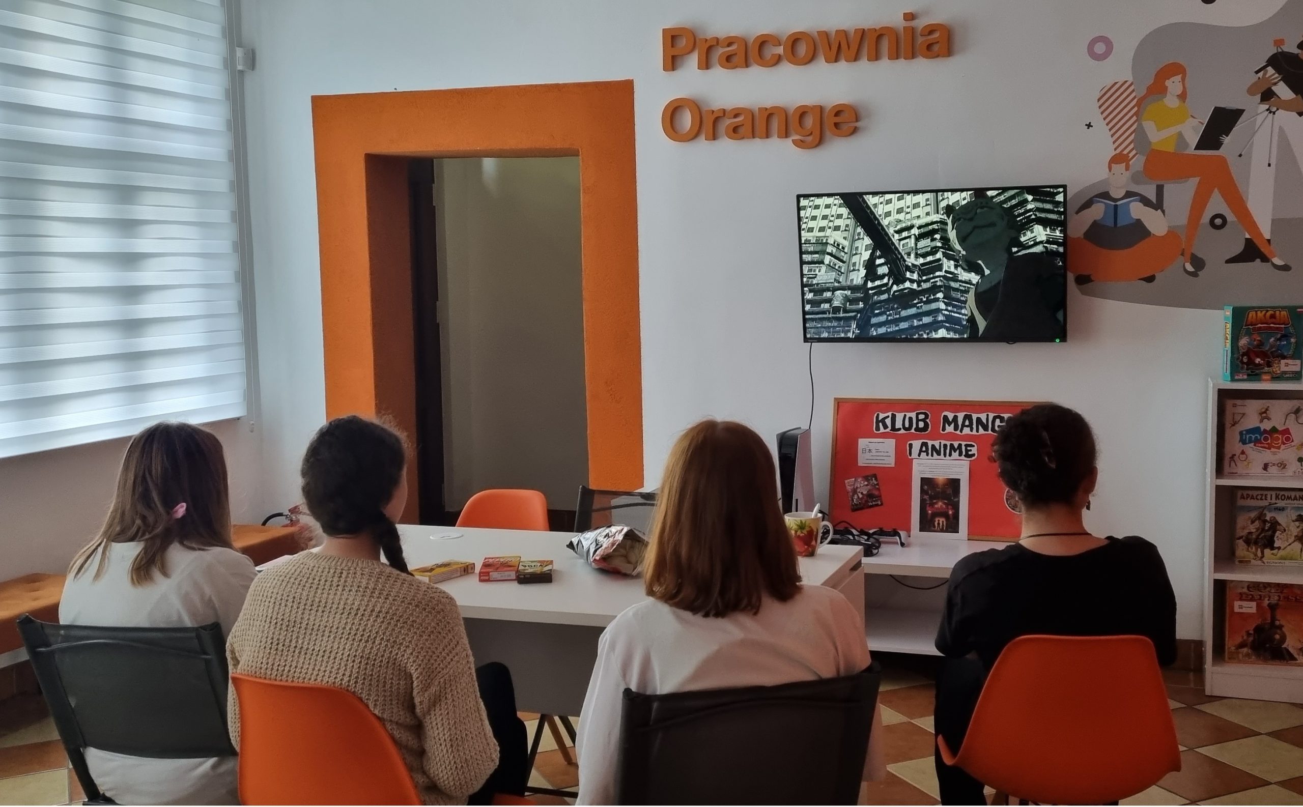 zdjęcie czwórki dziewczyn podczas oglądania filmu animowanego na ekranie telewizora