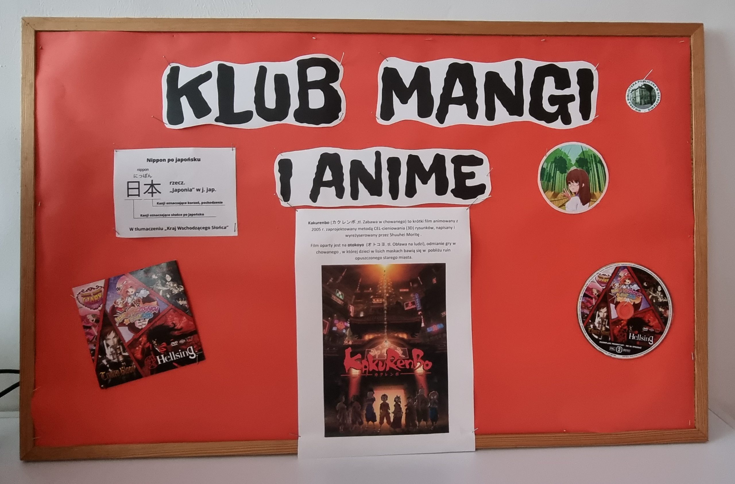 zdjęcie tablicy z napisem klub mangi i anime, plakatem filmu Kakurenbo i opisem fabuły.