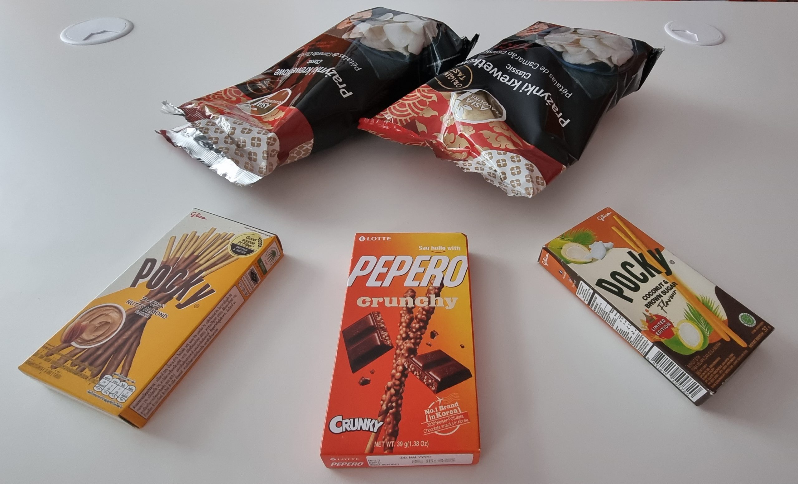 zdjęcie paczek prażynek krewetkowych i słodyczy pocky