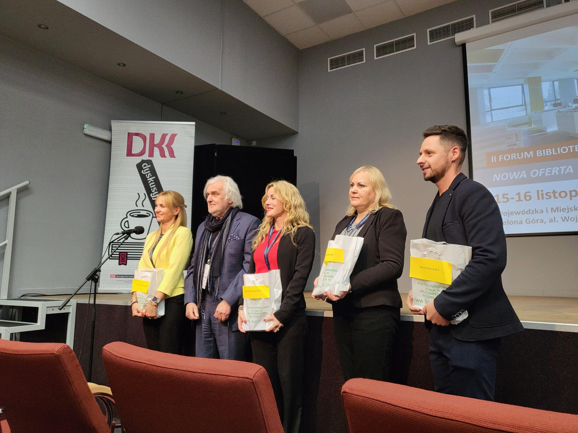 zdjęcie dyrektorów bibliotek z upominkami wraz z dyrektorem WiMBP w Zielonej Gorze
