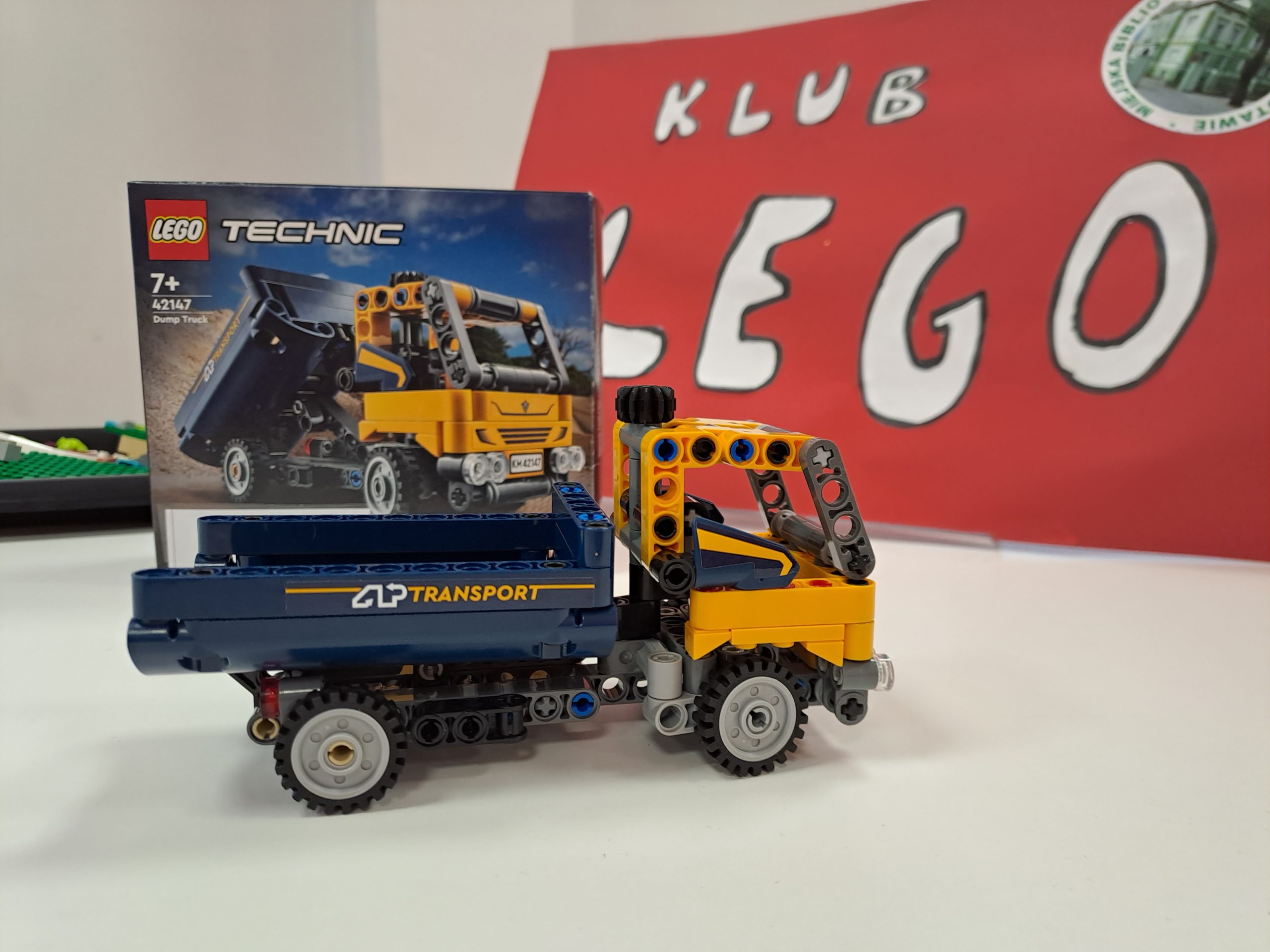 zdjęcie złożonego modelu ciężarówki z klocków lego