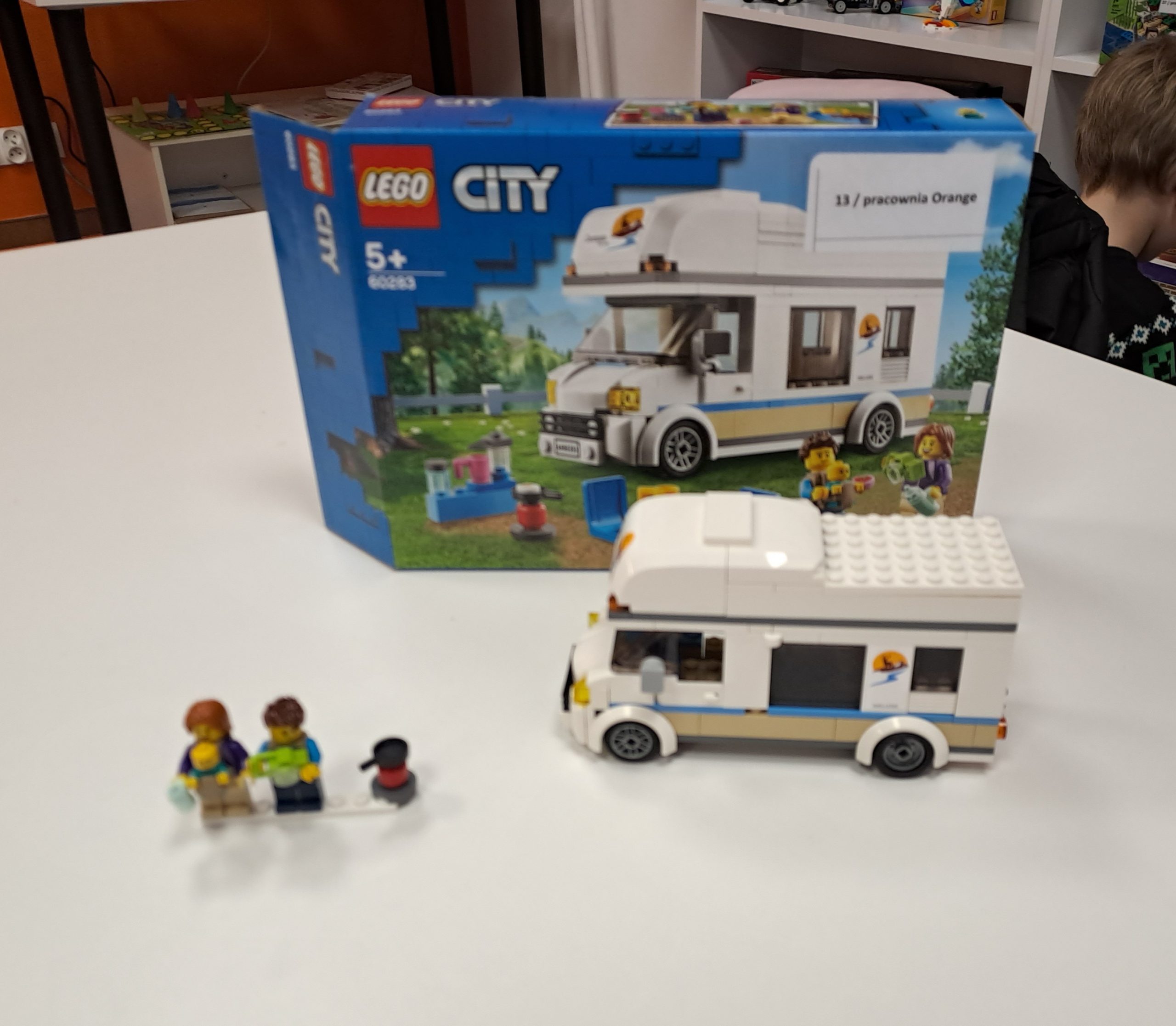 zdjęcie złożonego modelu kampera z ludzikami z klocków lego