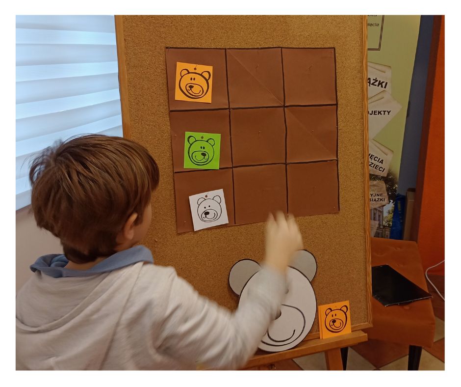 zdjęcie chłopca rozwiązującego sudoku na tablicy korkowej