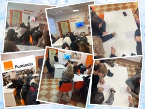Uczniowie klasy IV Technikum w Szprotawie podczas spotkania w Pracowni Orange i pisania dyktanda.