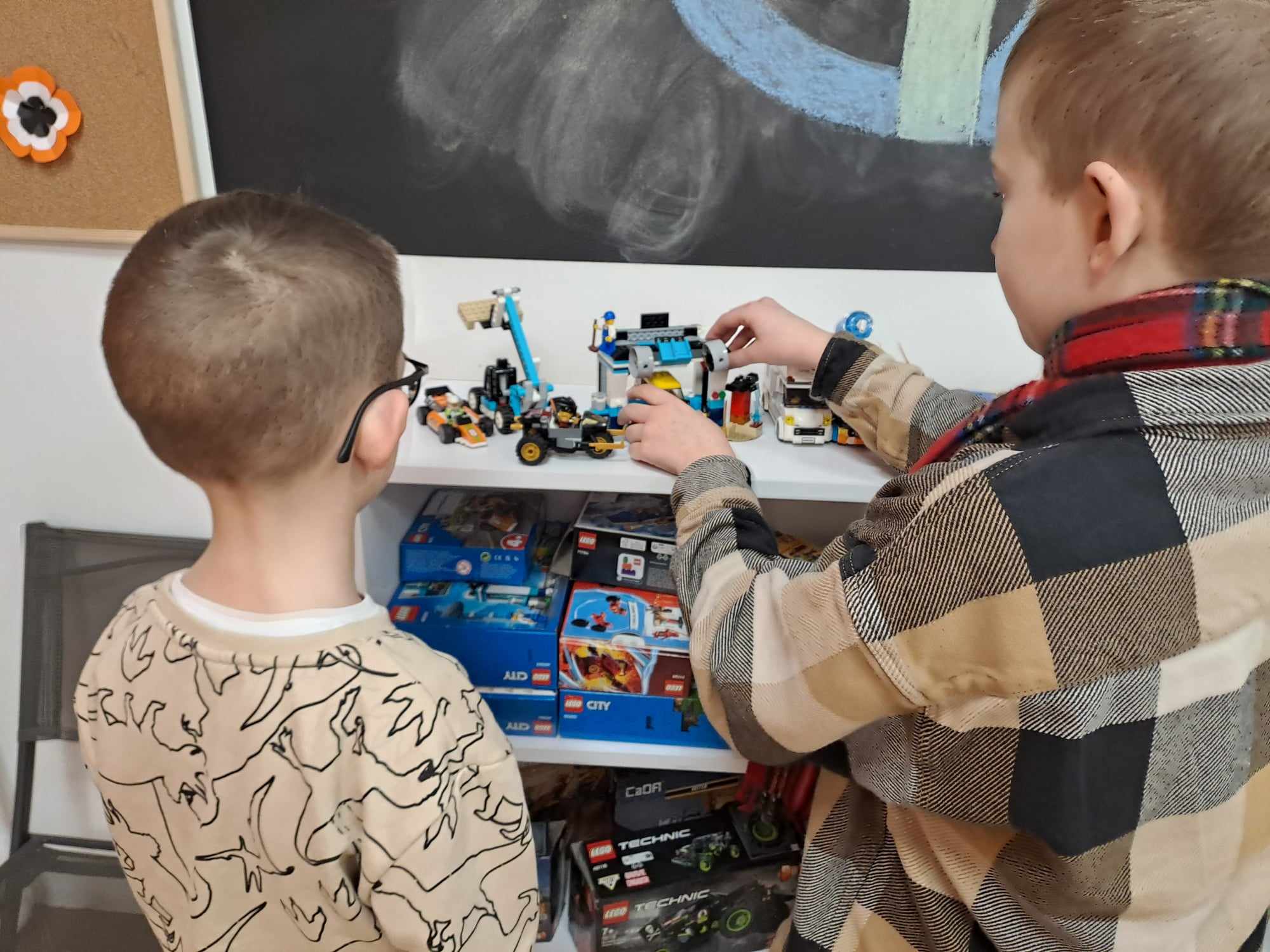 Dwóch chłopców ogląda modele Lego